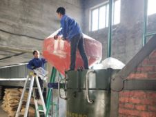 羅定10噸生物質(zhì)顆粒燃燒機(jī)用于燃煤鍋爐改造現(xiàn)場(chǎng)
